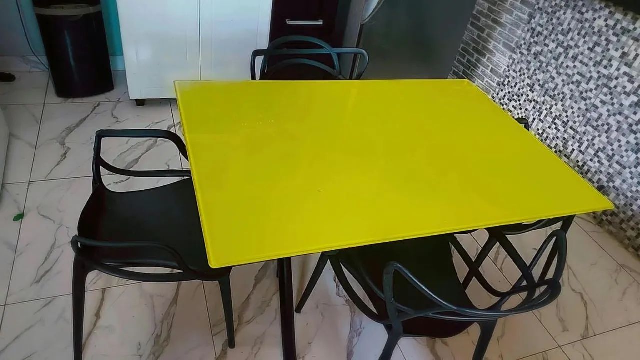 Vendo mesa com 4 cadeiras e Armário de vidro temperado  - Foto 5