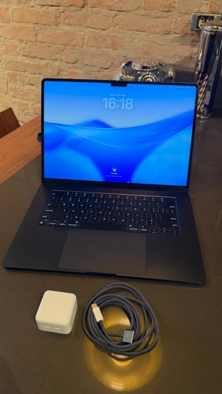 MacBook Air M2 15 Polegadas - 8GB RAM - 256GB SSD - Cinza Espacial