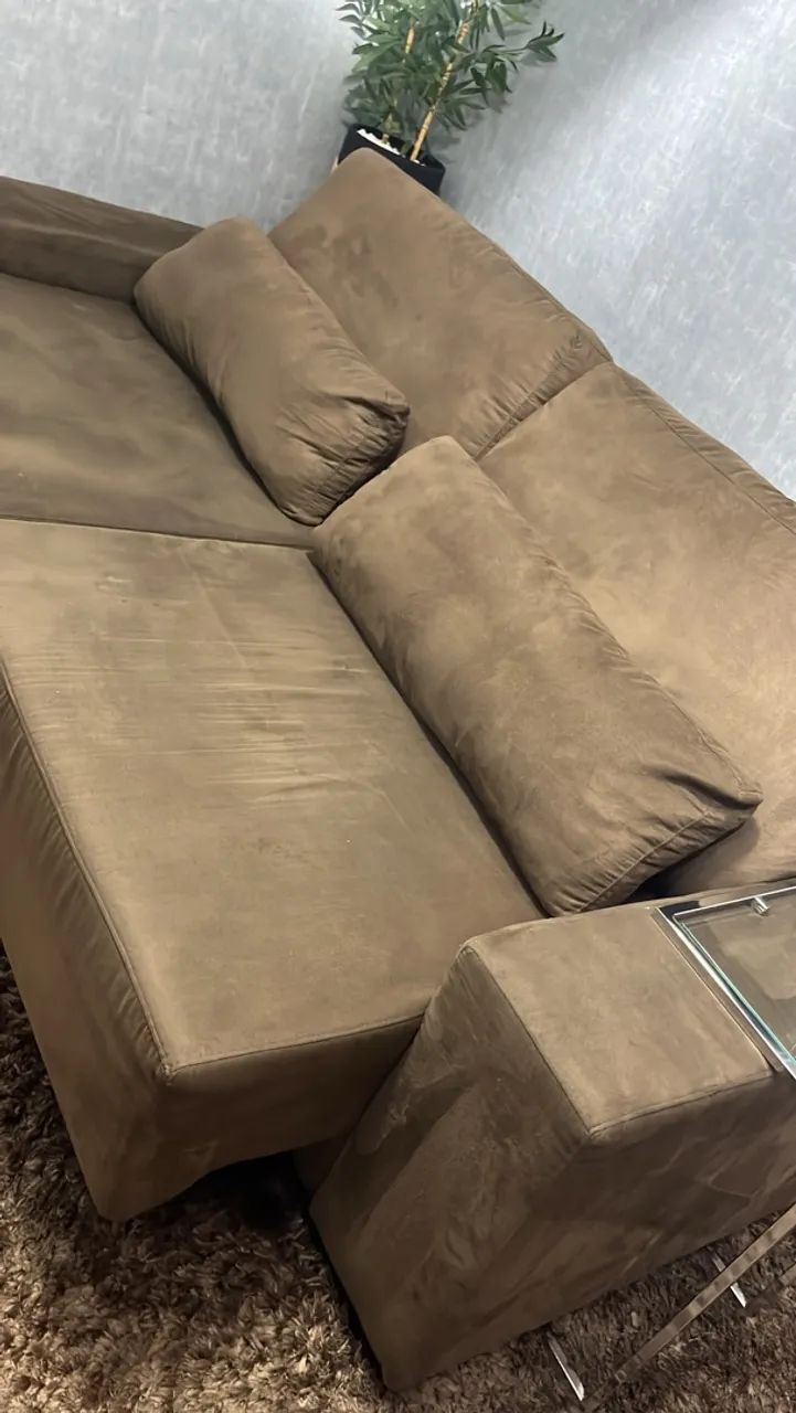 Lindo sofá 3 lugares suede seminovo - Foto 2