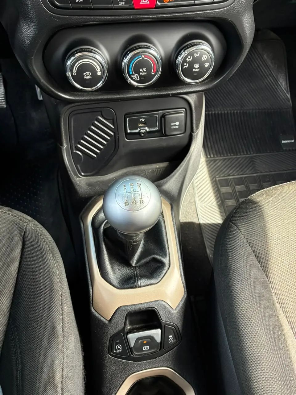 Jeep Renegade Sport 1.8 4x2 Flex 16V Mec., foto 4 de 20