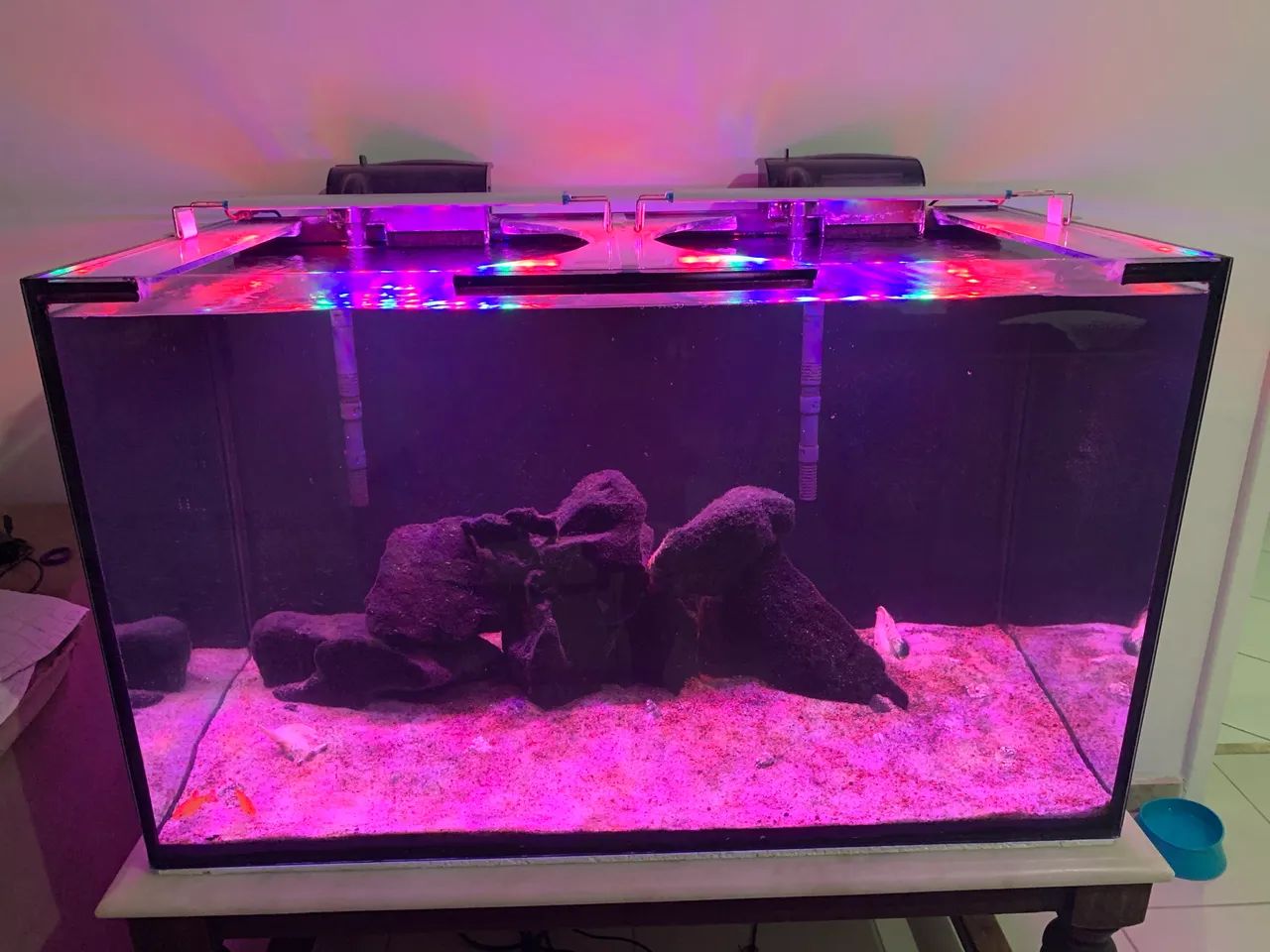 Aquário 300L completo com areia, rochas, luminárias e filtros - Foto 2