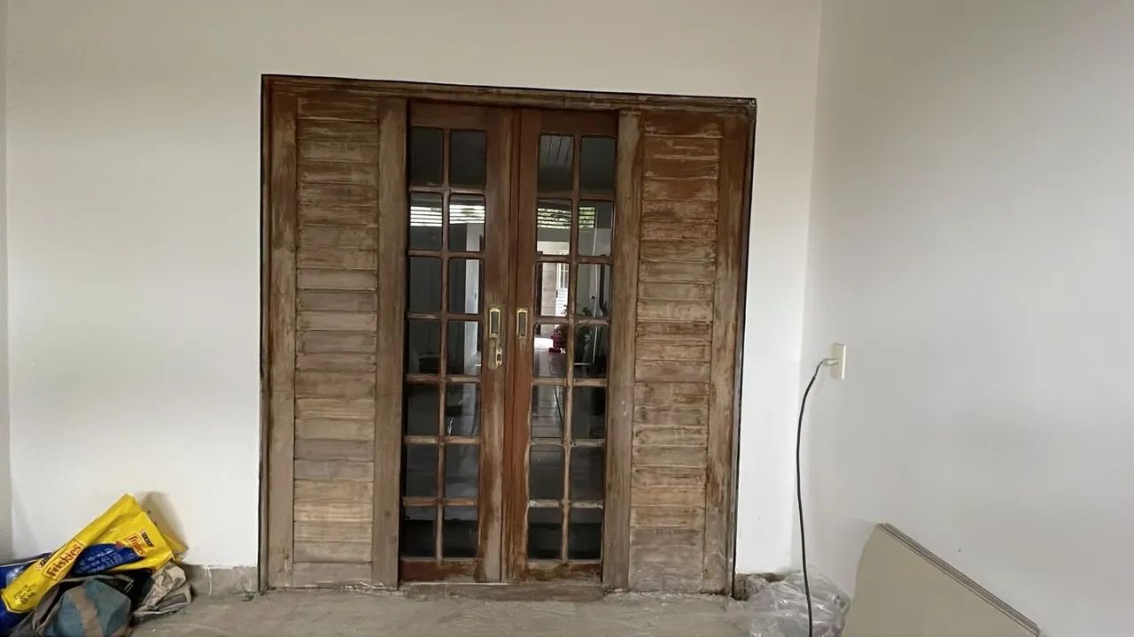 Revitalização de portas, portões e mesas 