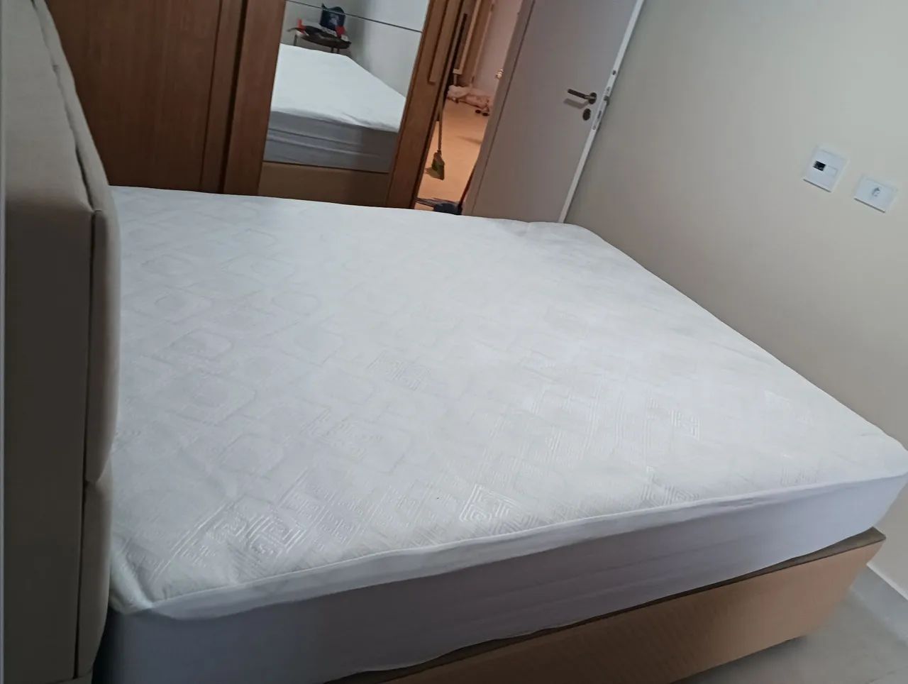 Cabeceira de cama bege aveludada "Queen" nova  - Foto 4