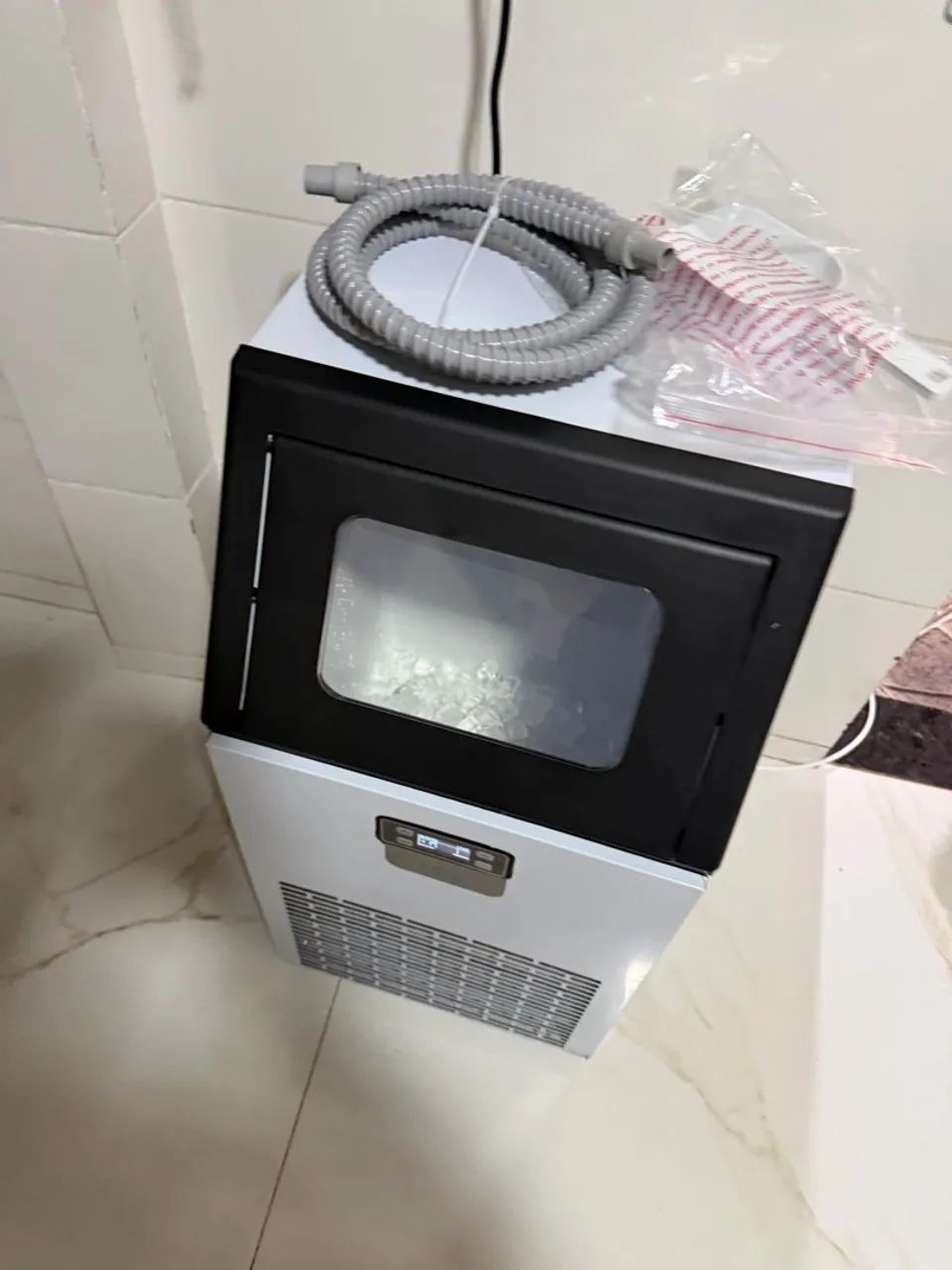 Vendo máquina de gelo 45kg nova 