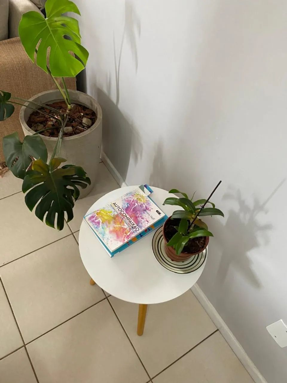 Mesa Lateral Branca / Mesa de Apoio. Compacta e Versátil