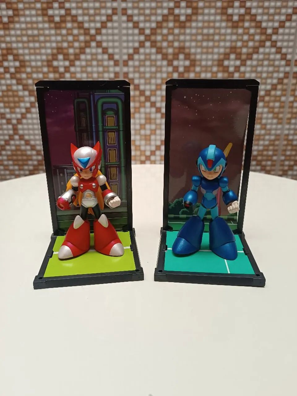 Conjunto Megaman e Zero bonecos decoração com base de apoio temático