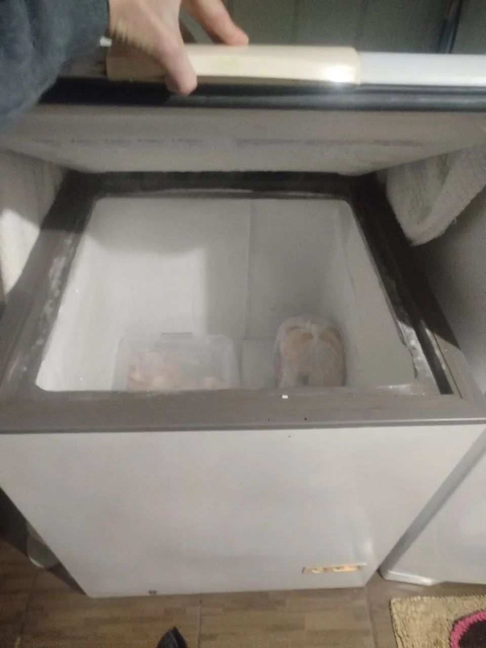 Vendo freezer funcionando perfeitamente marcas de uso  - Foto 3