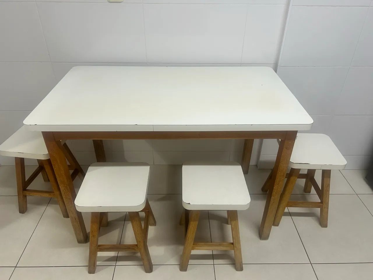 Mesa de madeira de lei com 4 bancos - Foto 2