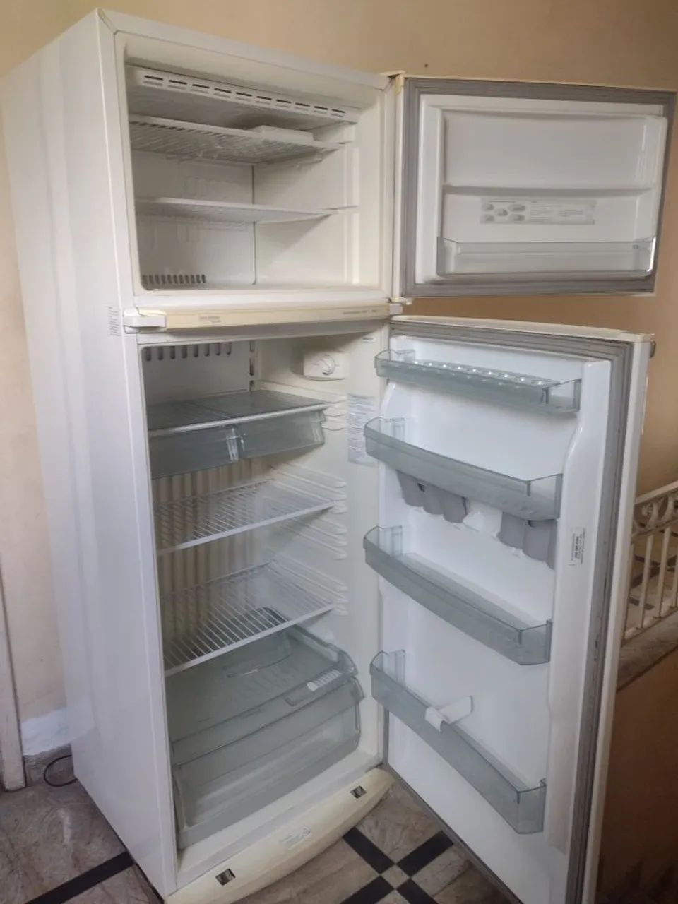 ?DOAÇÃO DE GELADEIRA ?