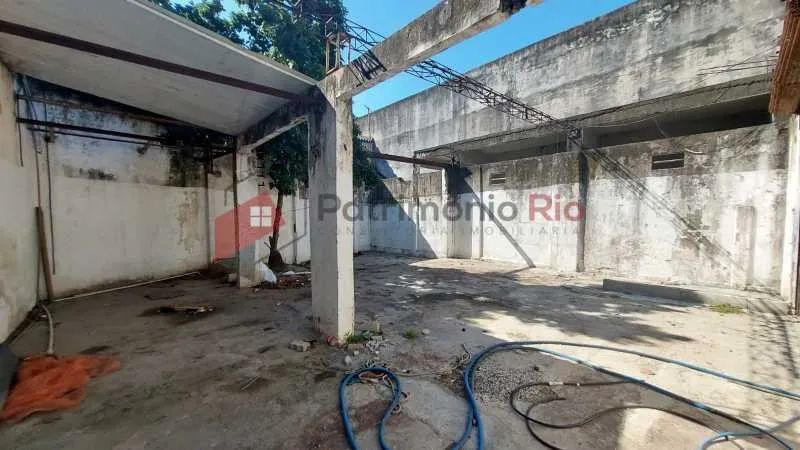 Galpão com 2 casas - ao lado da Avenida Brasil - em Ramos