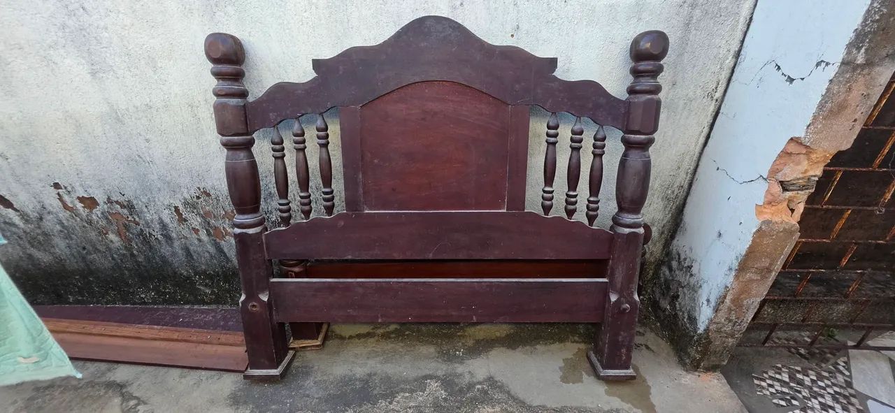 Cama de casal em madeira maciça