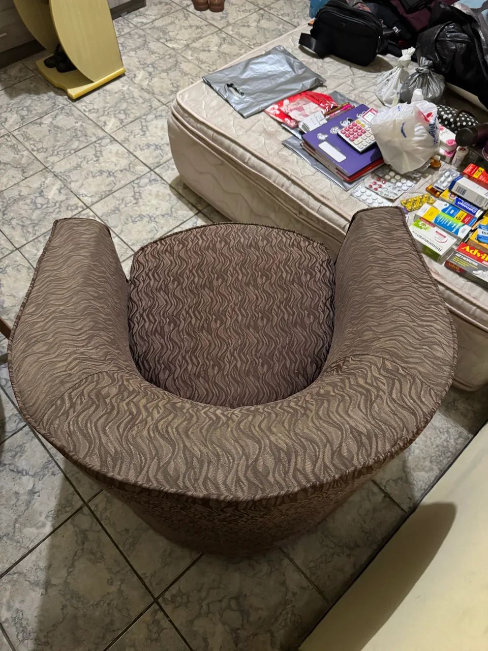 Vendo poltrona marrom em ótimo estado - Foto 2