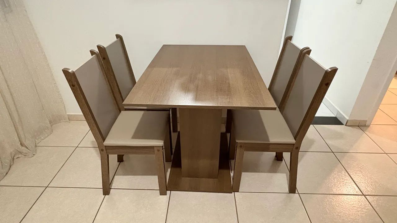 Mesa de 4 cadeiras 