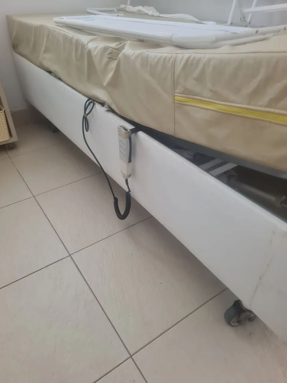 Cama hospitalar com colchão e  grades. - Foto 2