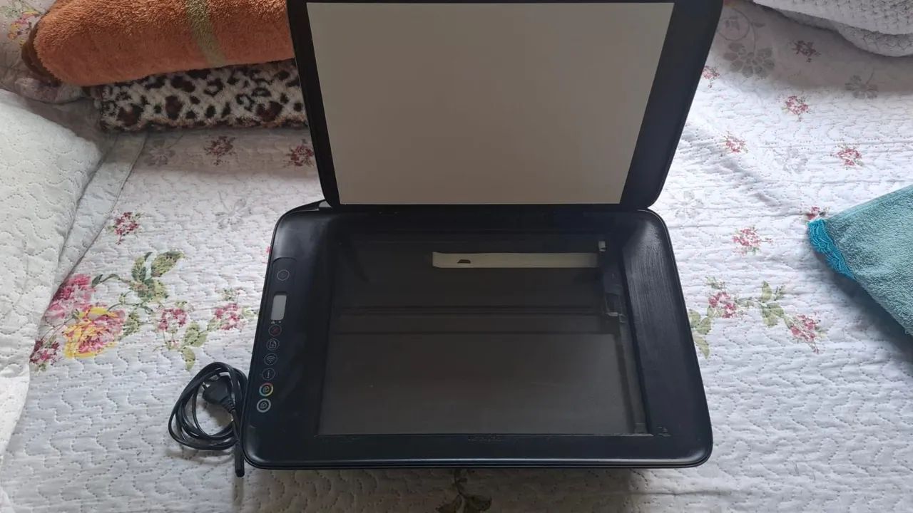 Impressora Multifuncional HP DeskJet 2774 Wi-Fi + Cabo de Força - Estado de Nova!