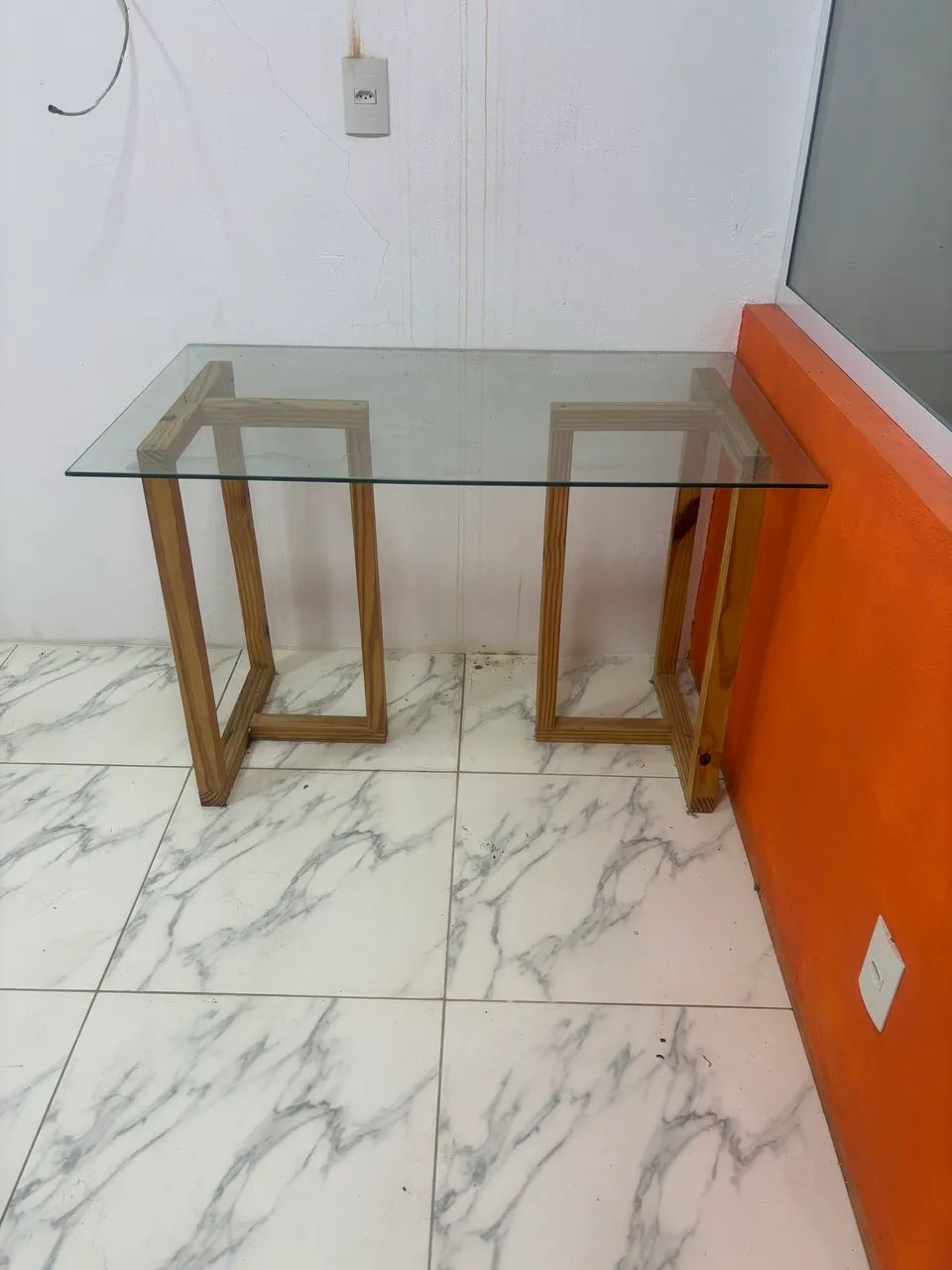 Mesa com tampa de vidro