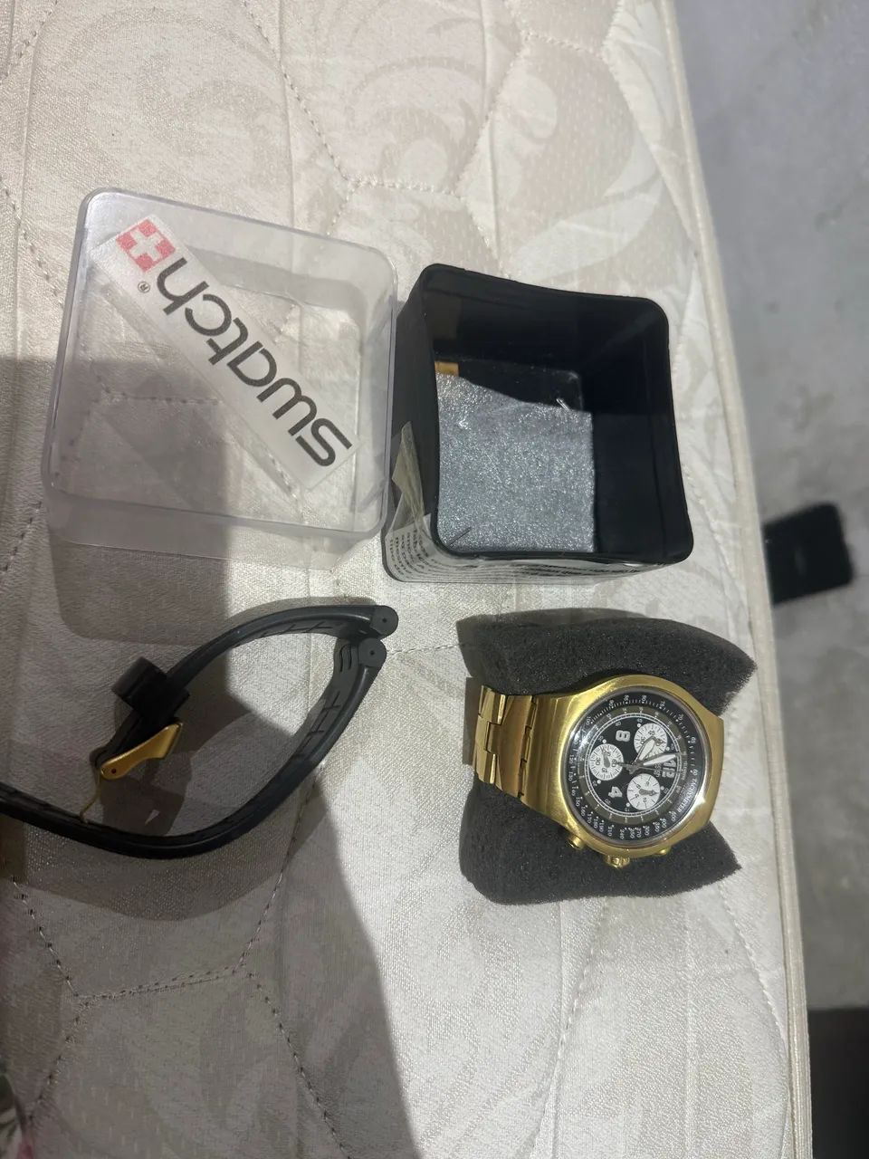 Relógio Swatch série ouro com duas pulseiras  - Foto 2