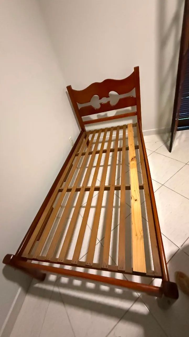 Cama de Solteiro em Madeira - Ótimo Estado - Foto 2