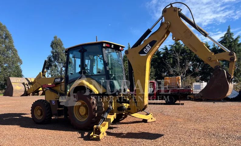 Retroescavadeira Caterpillar 416F2