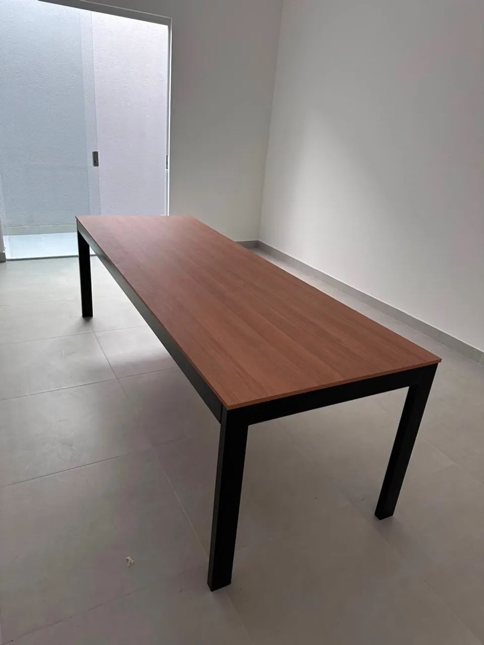 VENDO MESA Nova ( cabe 10/12 pessoas)