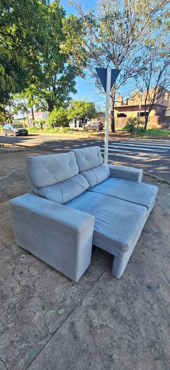 sofa retrátil e reclinável tecido suede cinza usado ENTREGA GRÁTIS! - Foto 4