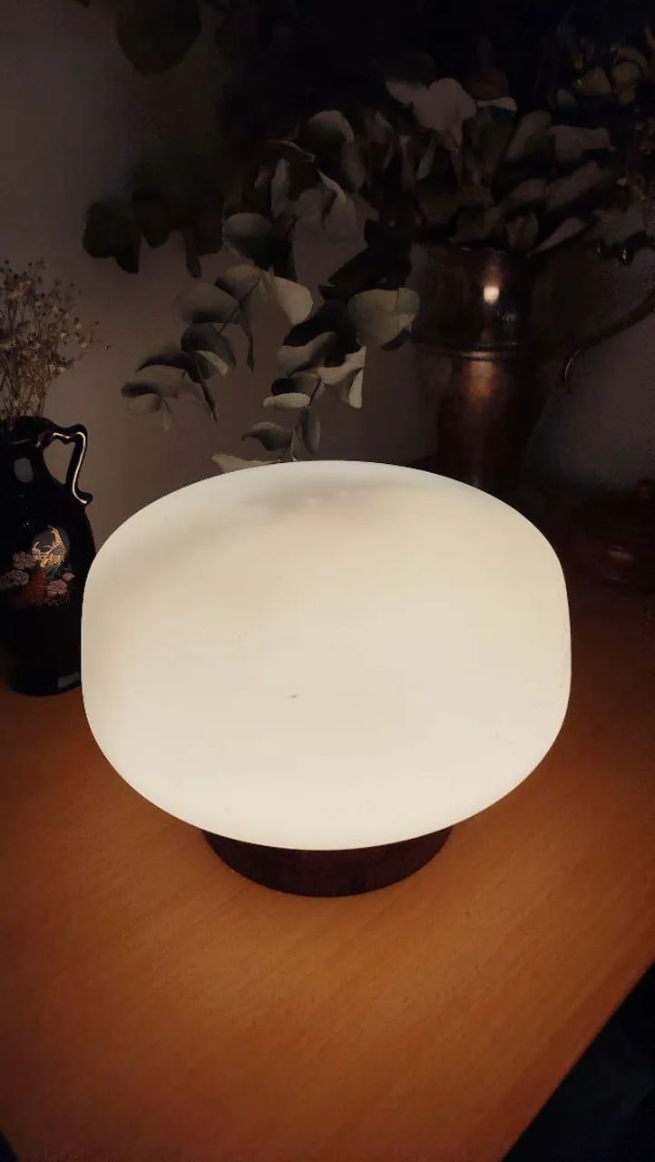 Luminária com base em madeira torneada segmentada, cúpula de opalina fornato disco voador - Foto 4
