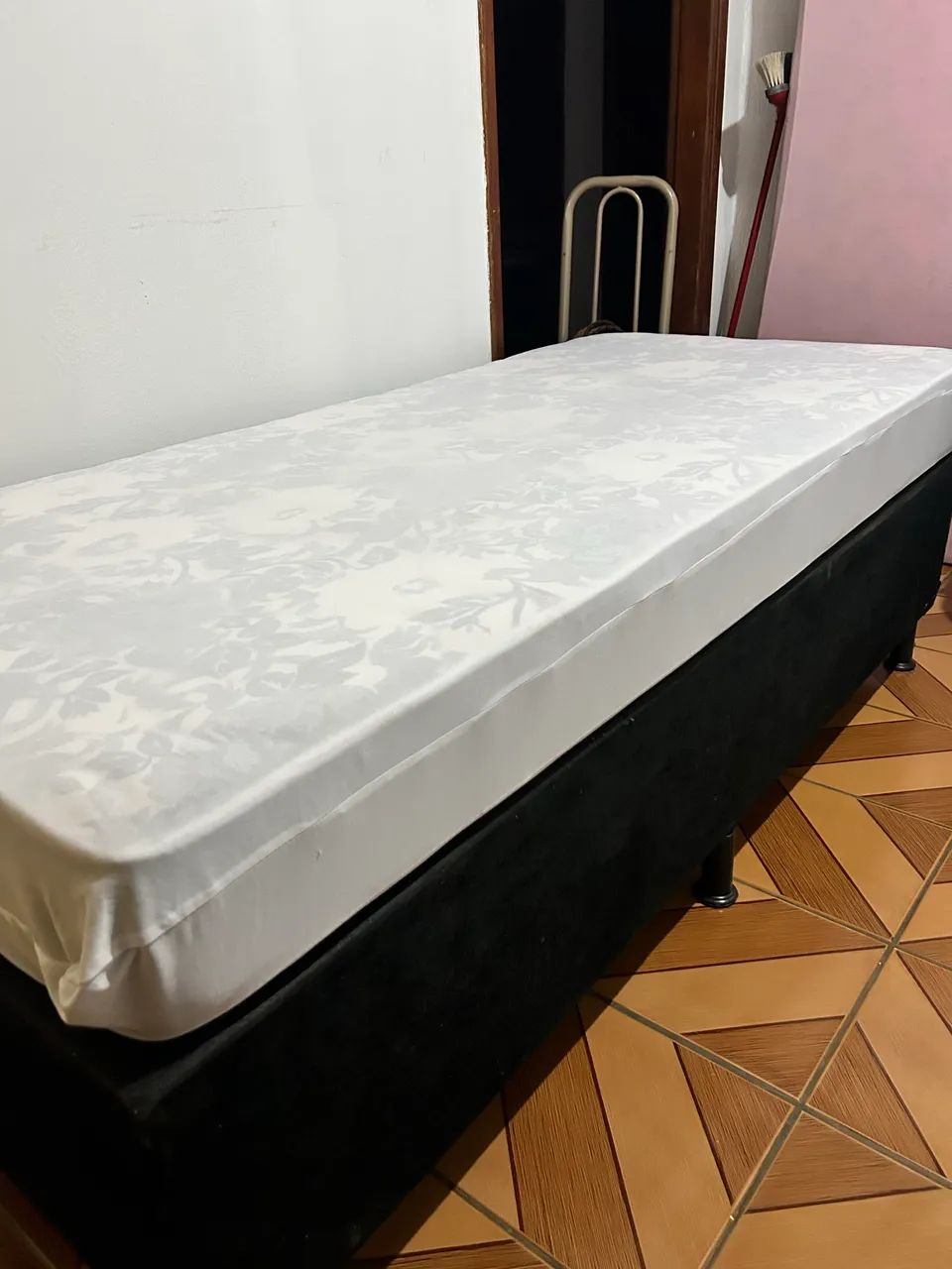 CAMA BOX SOLTEIRÃO COM COLCHÃO SEMI NOVA  - Foto 2