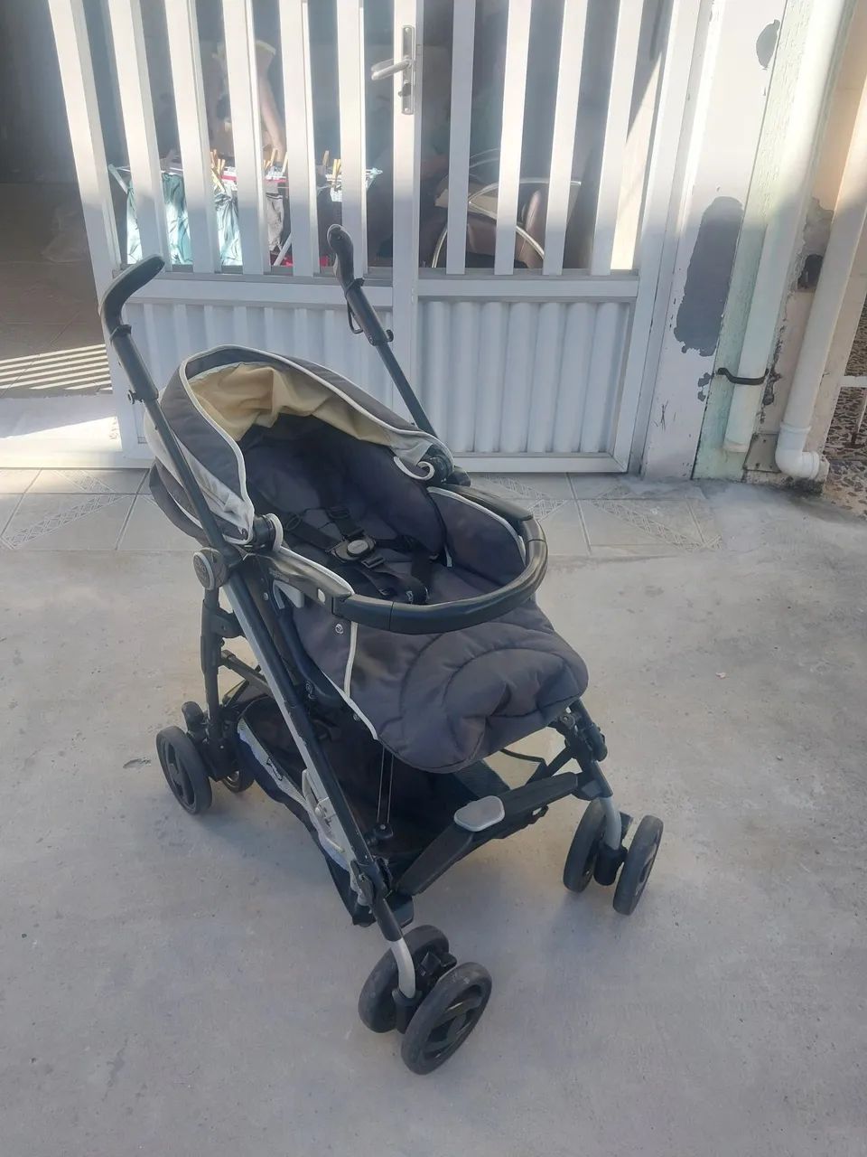 Carrinho de bebê e bebê conforto, usado.