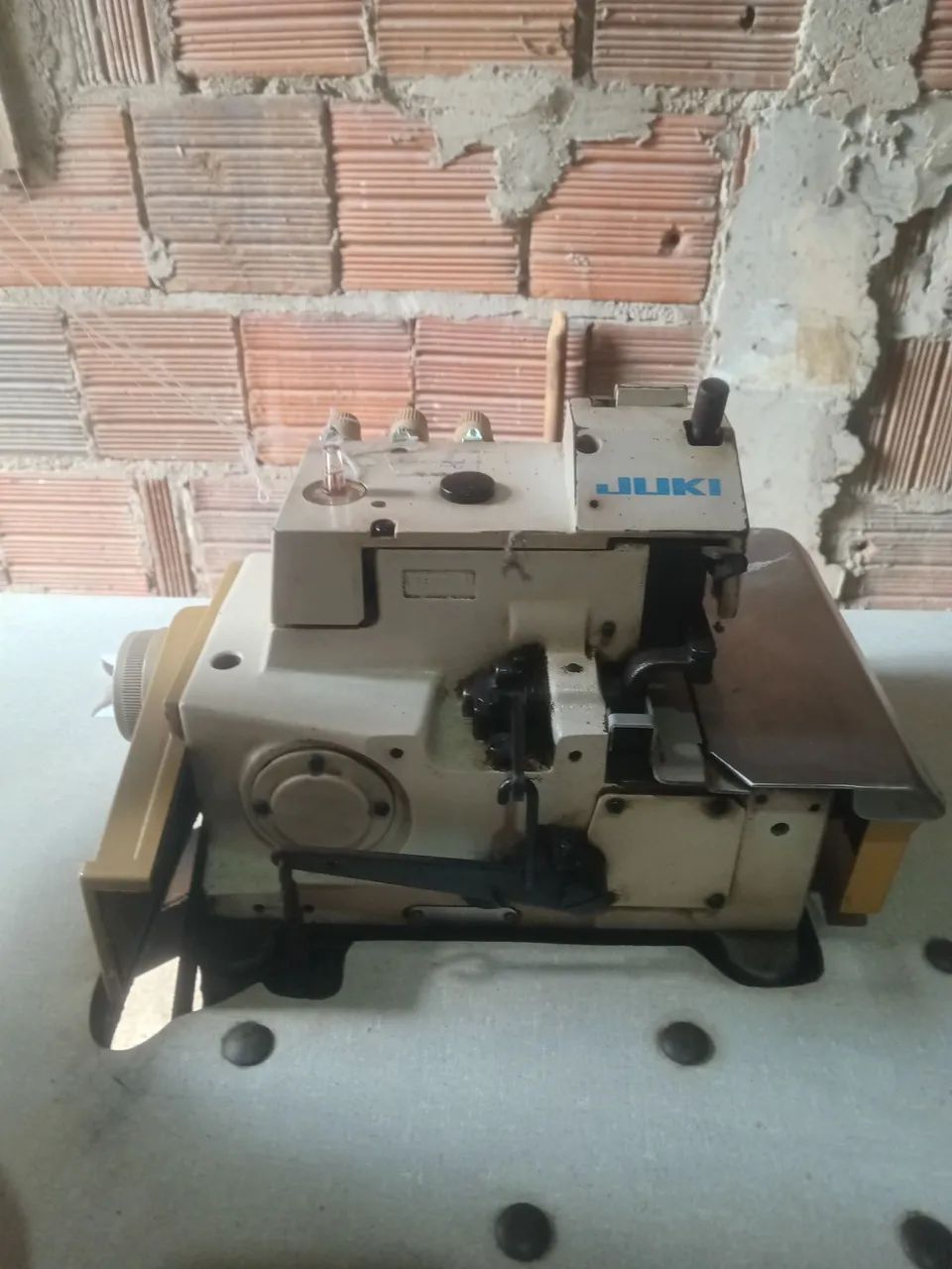 Maquina de costura overlooque em bom estado 