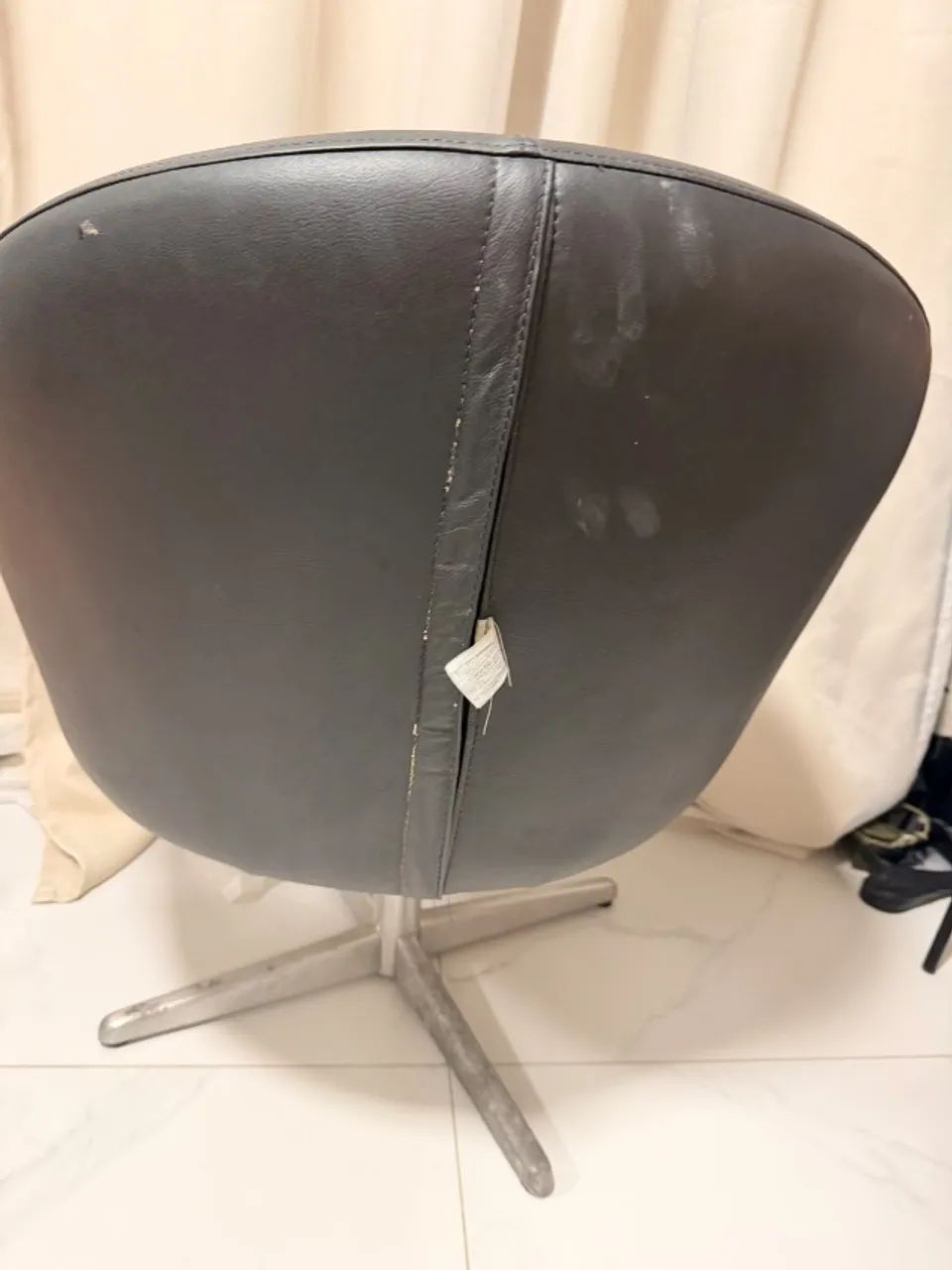 Poltrona preta de couro com avarias  - Foto 2
