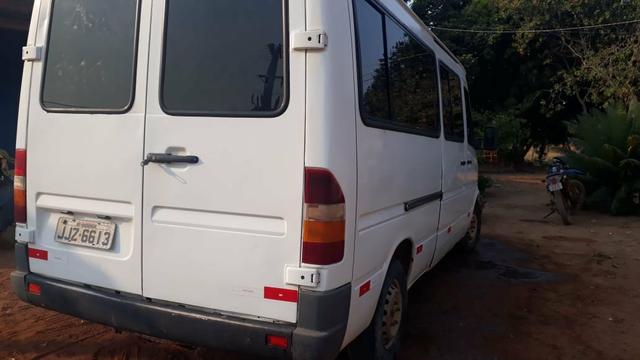 Vendo ou troco por carro de passeio van Sprint ano 99