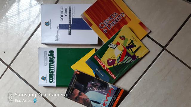 Livros de direito e advocacia.