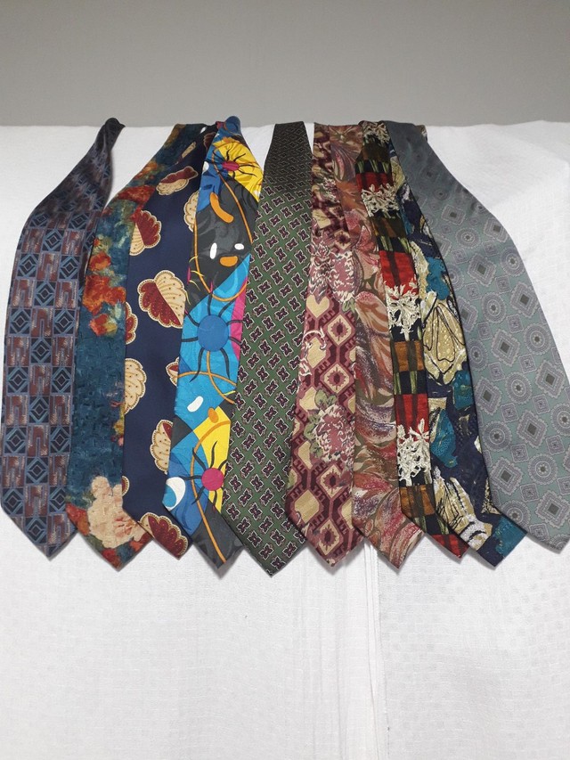 Vendo gravatas estilosas de seda importadas