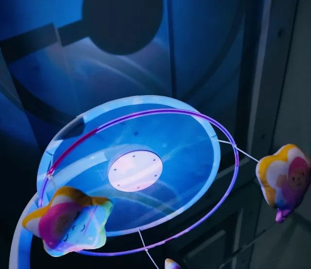 Mobile Chicco - COM PROJETOR E MÚSICA. Excelente estado - Foto 4