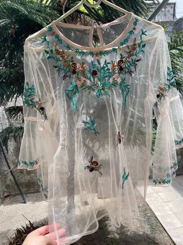 Camisa transparente + blusa pra usar por dentro. 