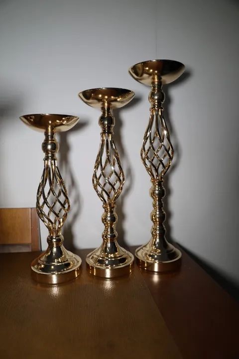 castiçal de metal (6 unidades) dourado com hastes torcidas decoração de festa - Foto 3