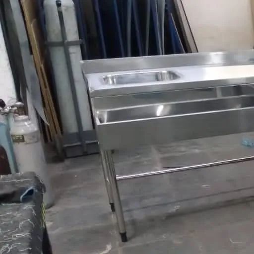 Gabinete com portas de correr, com cuba e porta bebidas.