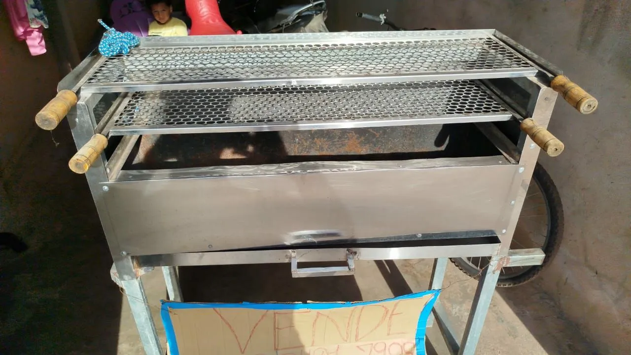 Churrasqueira de Aço Inox com Rodas