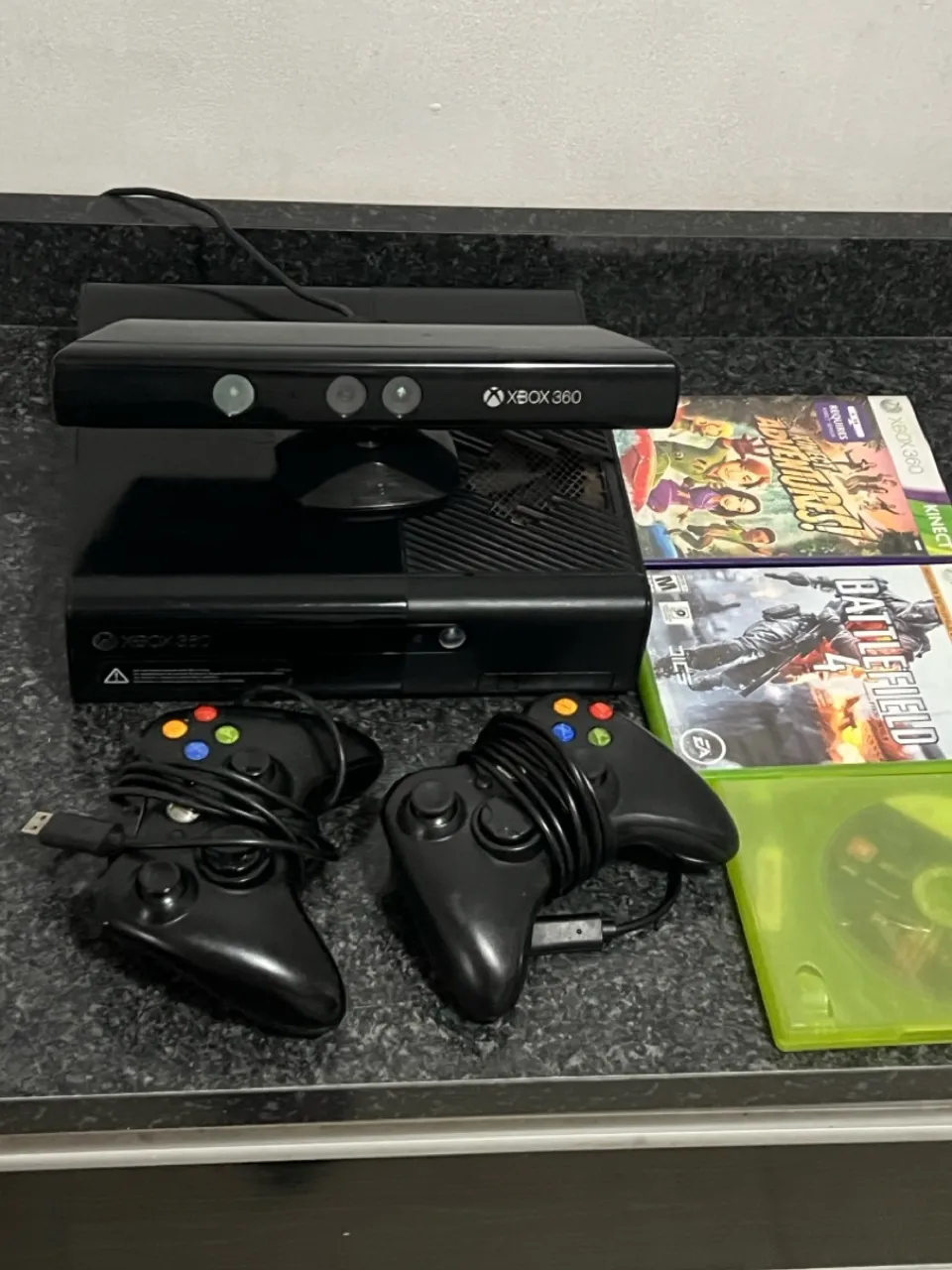 Xbox 360 bem novinho com you tube e Netflix !(não tem menos)