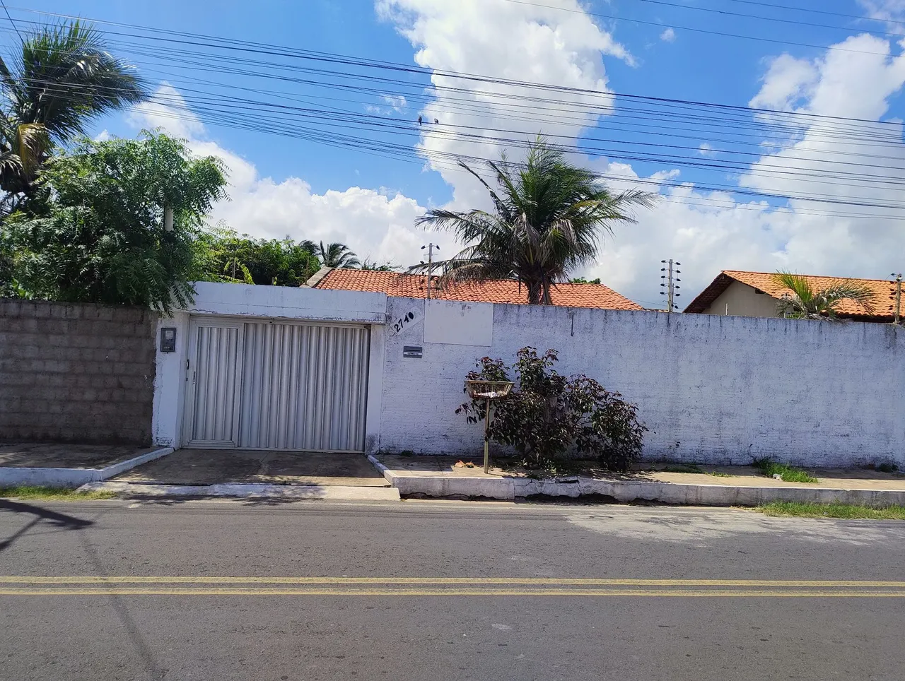 Casa no litoral bem localizada com varandas, área de lazer