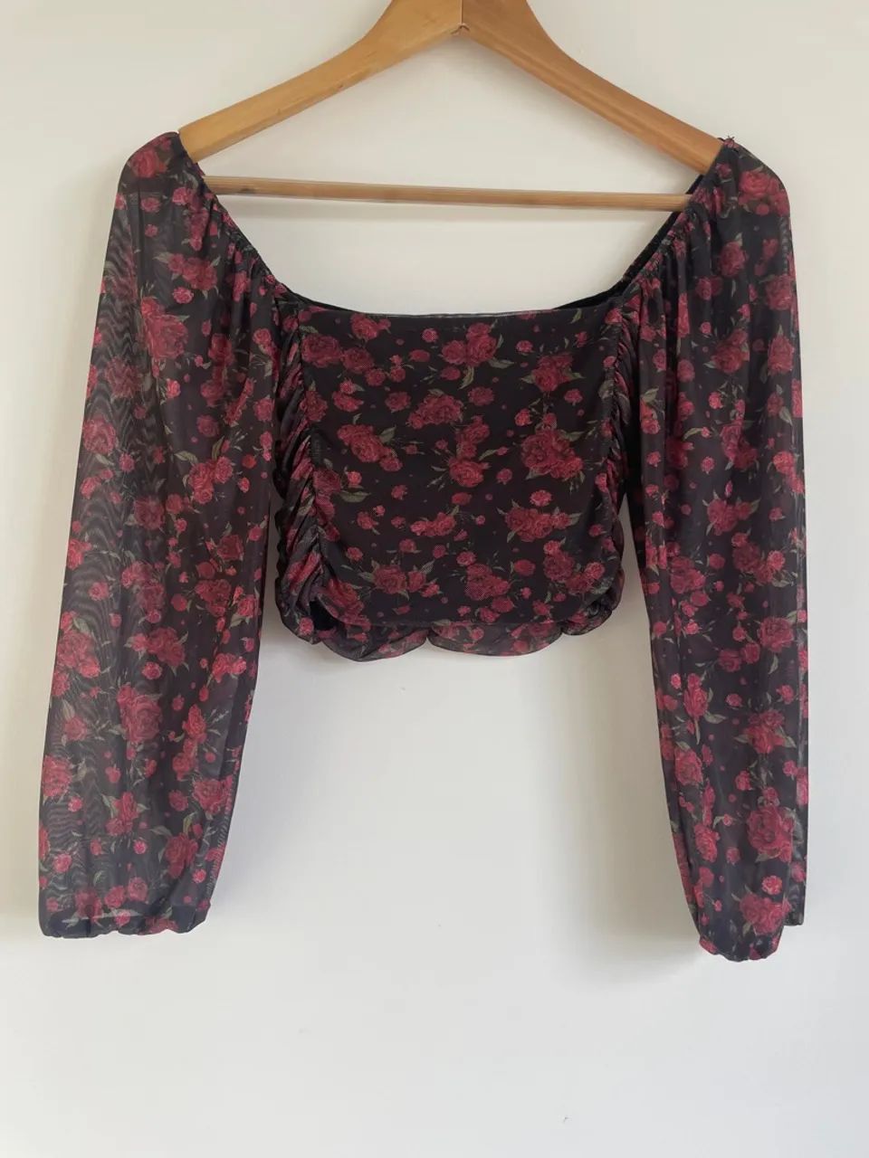 Cropped manga longa preto floral tam PP BlueSteel - Foto 5