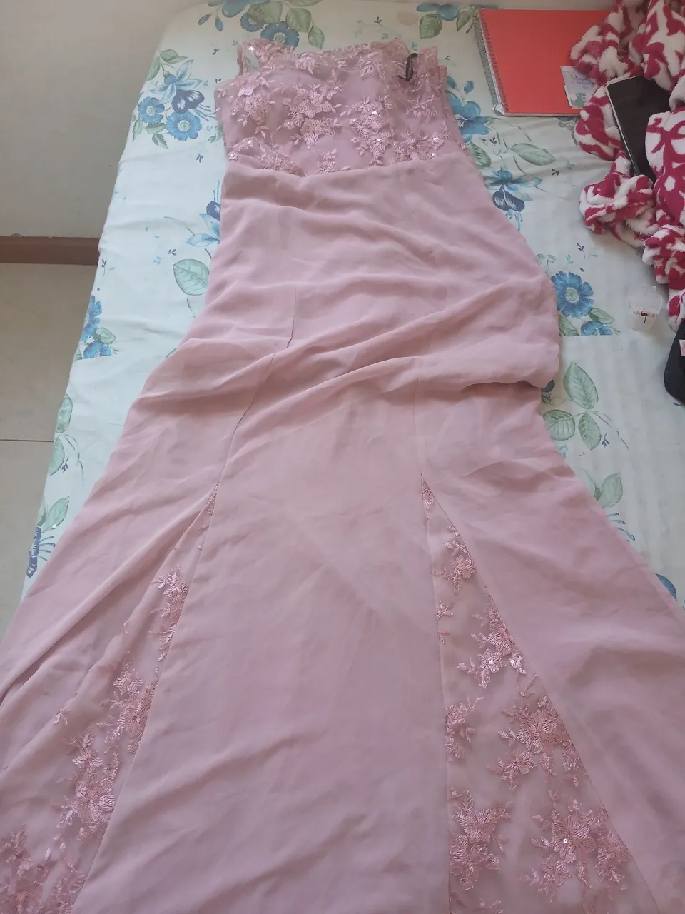 Vestido de Festa Rosa com Detalhes em Renda