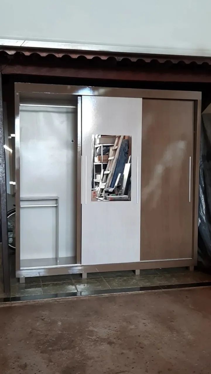 Entrega e montagem gratuita, lindo guarda roupa com 3 portas de correr Espelho e 4 gavetas - Foto 2