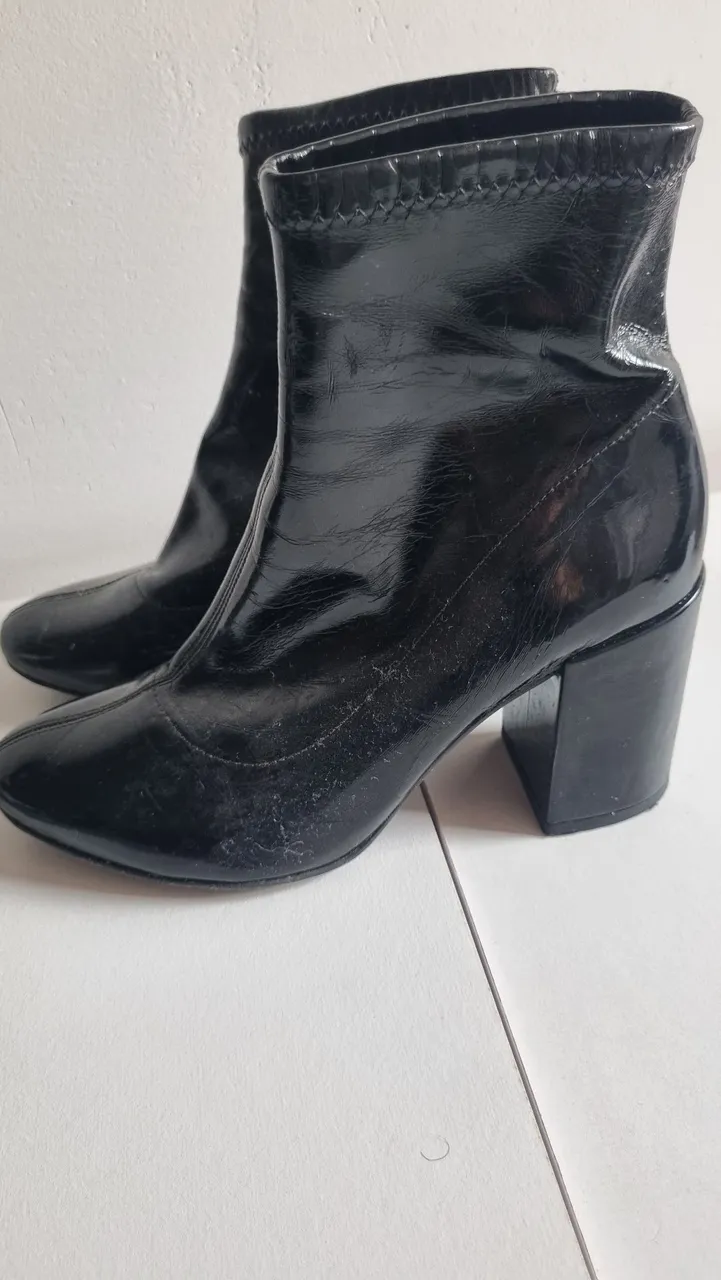 Botas pretas de salto alto