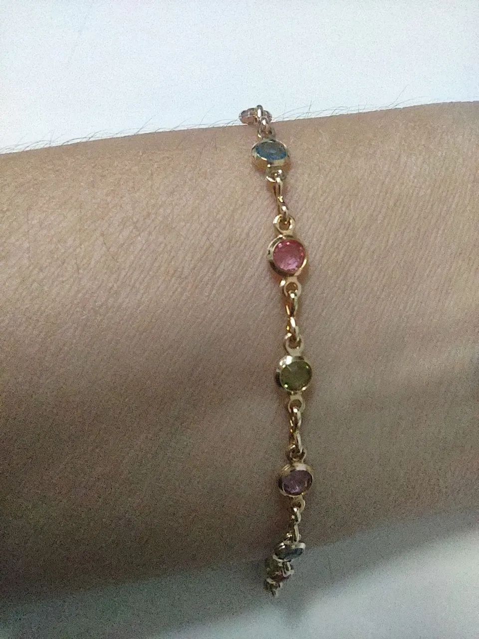 Pulseira de corrente fina com pedrinhas coloridas - Foto 2