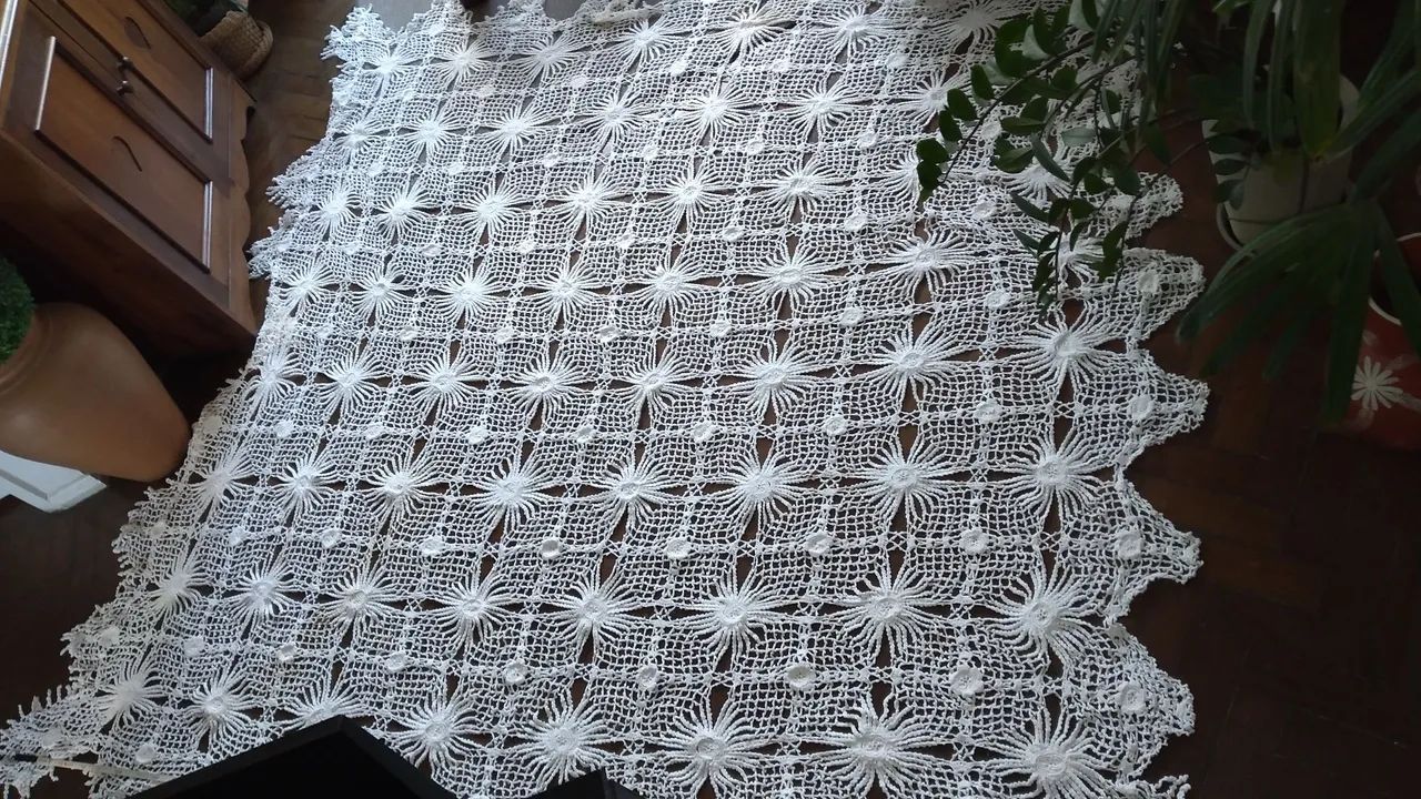 Linda toalha de mesa / cama, artesanal em crochê - Foto 2