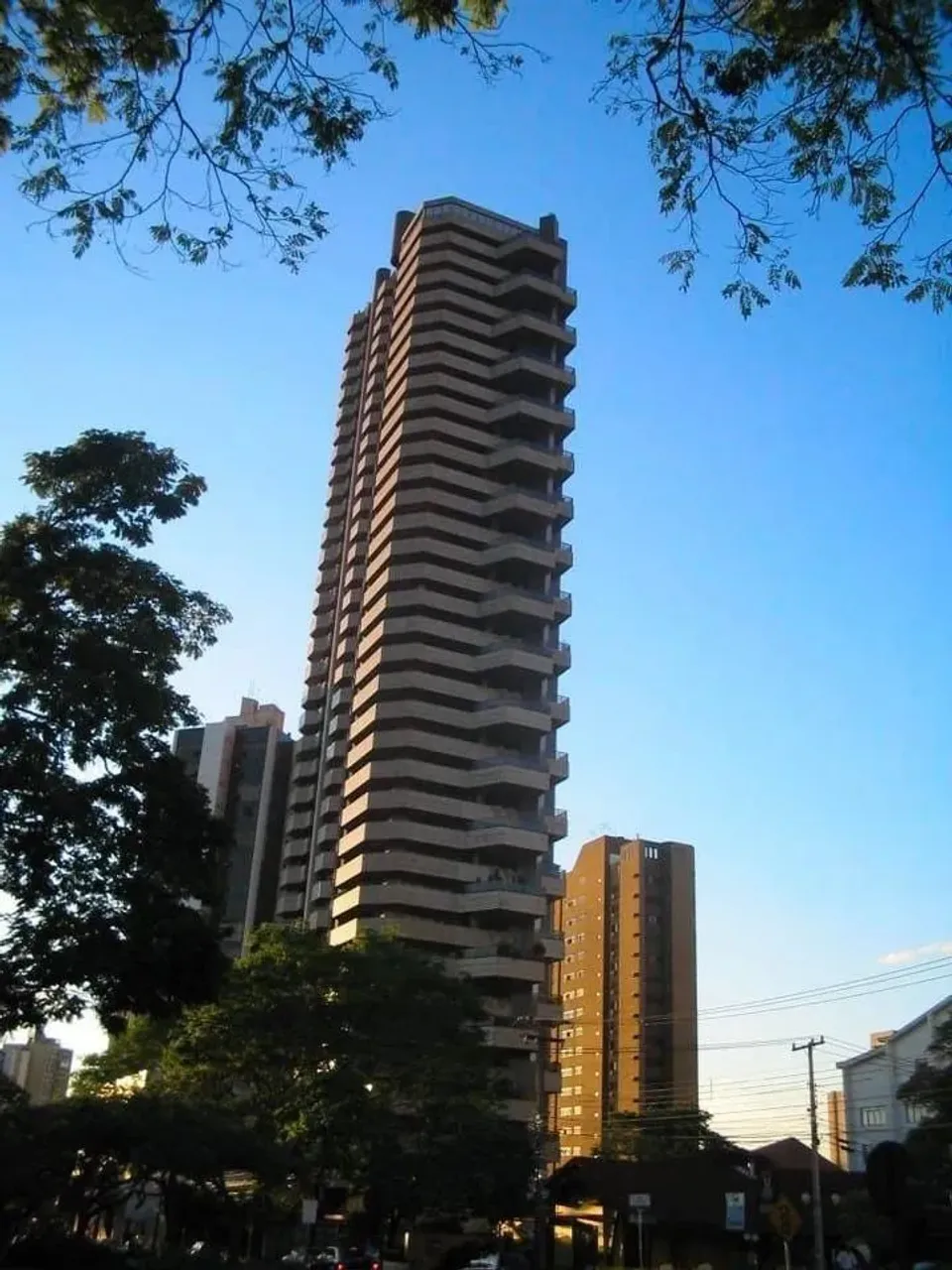 Agua Verde, Ed. Royal Garden, 04 suítes com hidro, 05 vagas de garagem, 808m²privativos, à