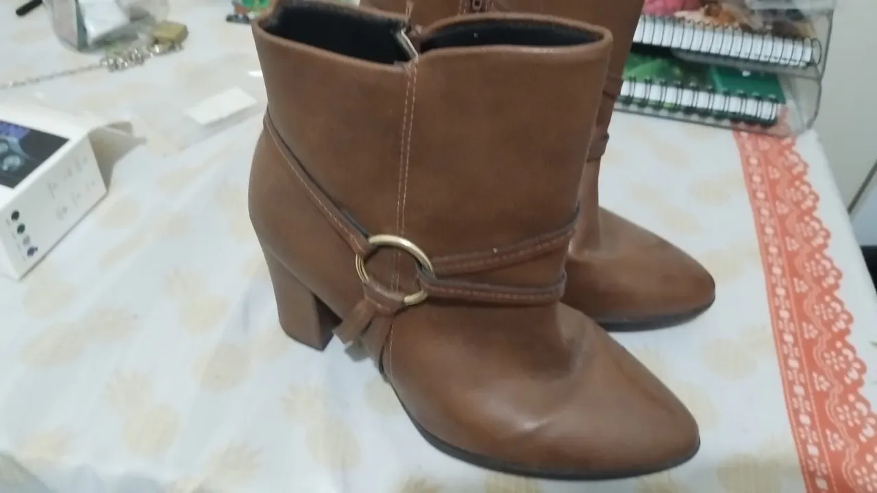 Bota feminina marrom cano curto com detalhe
