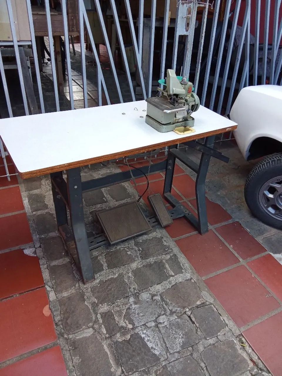 Máquina de Costura Overlock Industrial
