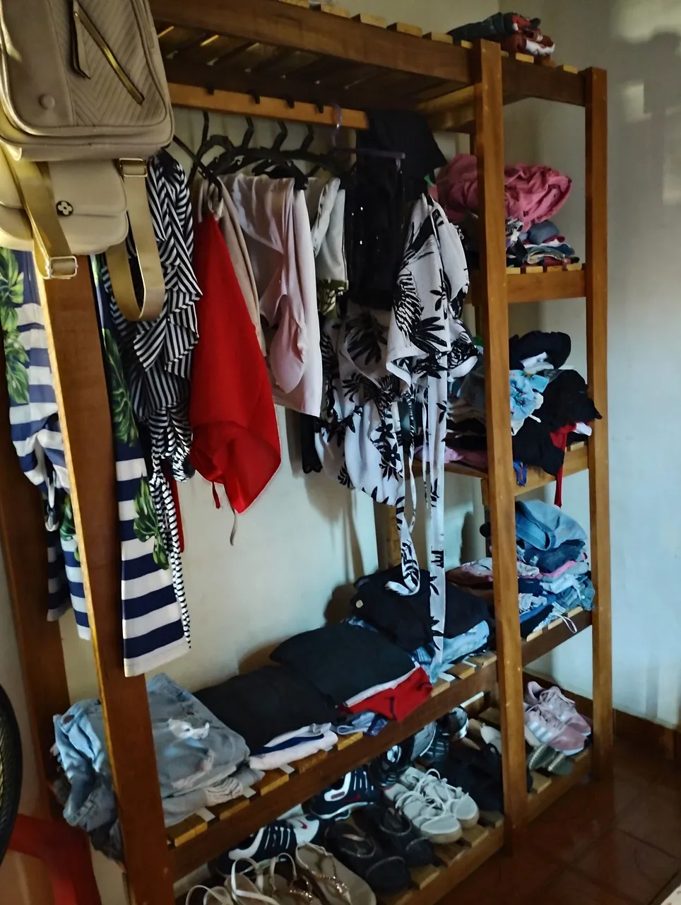 Armário/Arara de madeira para roupas